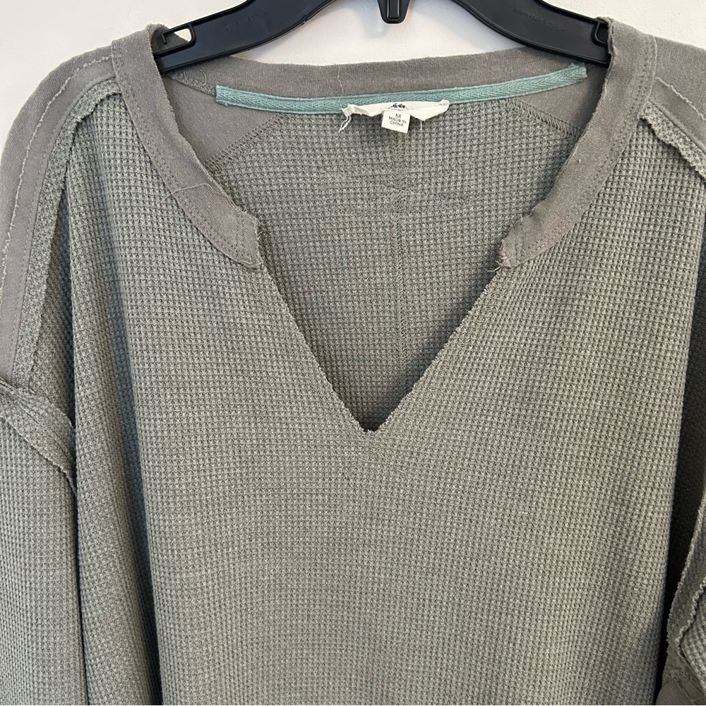 Womens Entro‎ Green Waffle Knit V Neck Long Sleeve Medium Top Blouse Shirt